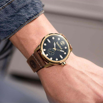 Αντρικό ρολόι Timberland Adirondack TDWGA0028502 με καφέ δερμάτινο λουράκι και μπλε καντράν διαμέτρου 46mm με ημερομηνία.